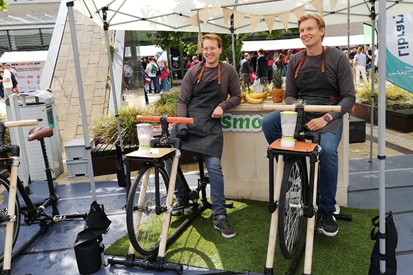 twee lachende mensen op een fiets