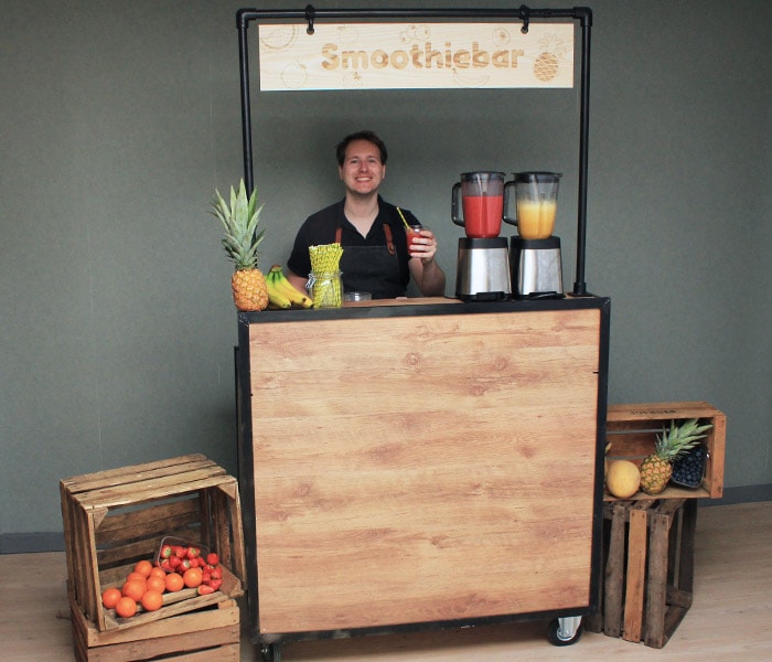 jongen met een smoothie in zijn handen